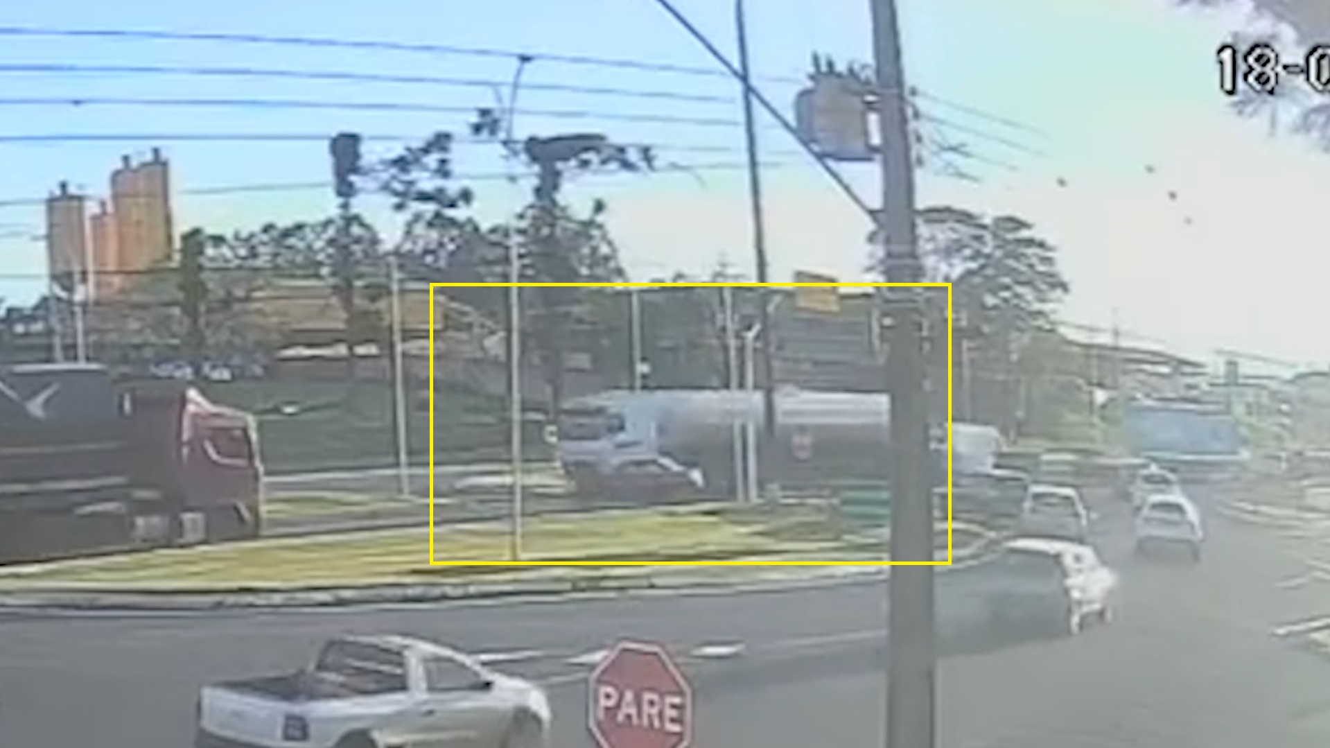 Outro ângulo de câmera mostra dinâmica de acidente entre caminhão e Monza no Trevo da Portal