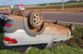 Fiat Strada capota na BR-277, em Cascavel Fiat Strada capota na BR-277, em Cascavel