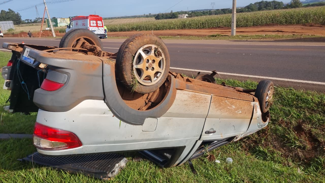 Fiat Strada capota na BR-277, em Cascavel