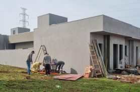 Pintor sofre queda e é socorrido pelo Siate no Santa Felicidade Pintor sofre queda e é socorrido pelo Siate no Santa Felicidade