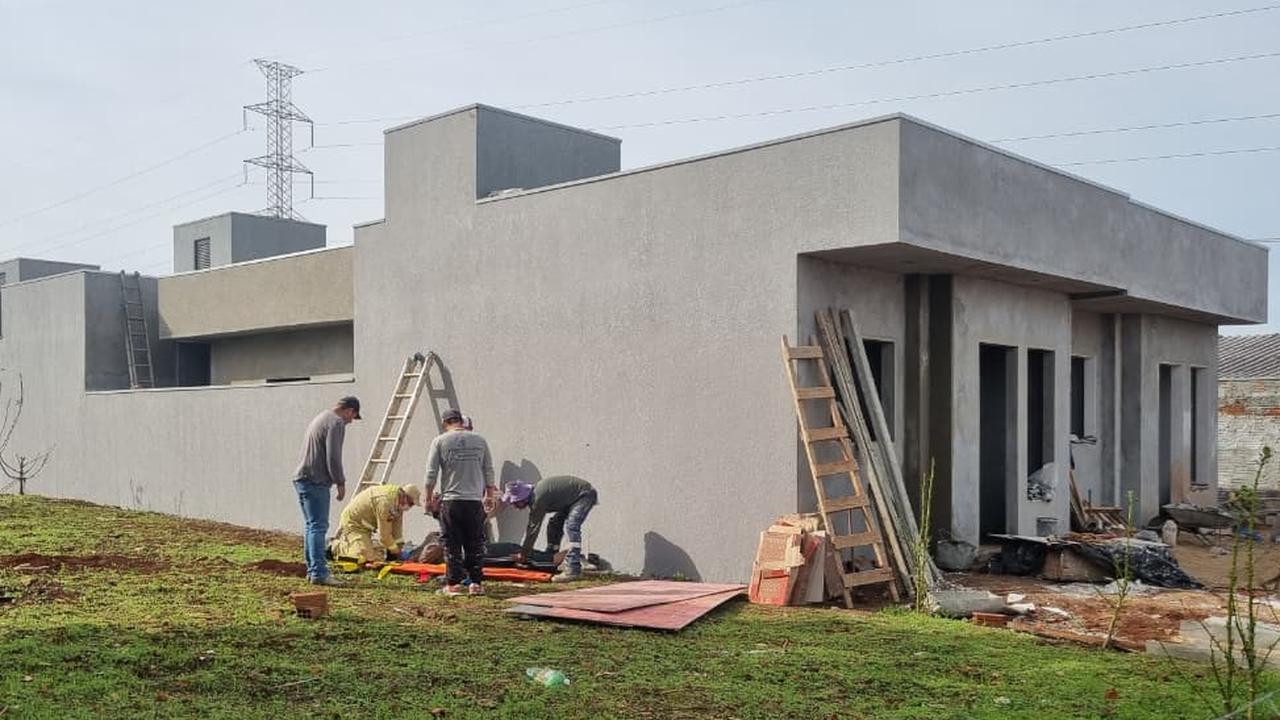 Pintor sofre queda e é socorrido pelo Siate no Santa Felicidade