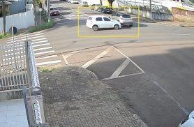 Câmera flagra acidente entre dois carros no Centro de Cascavel