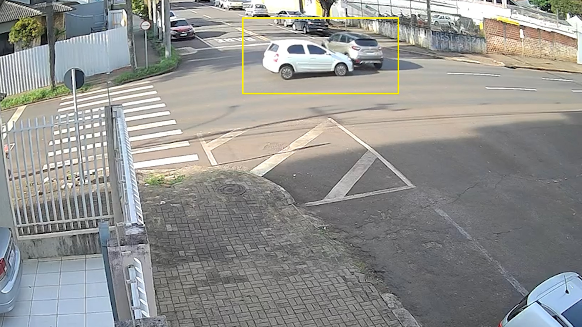 Câmera flagra acidente entre dois carros no Centro de Cascavel