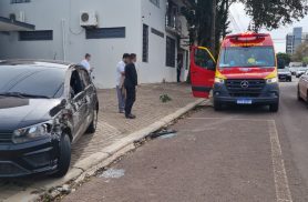 Acidente entre Gol e Toro deixa mulher ferida no Bairro Neva, em Cascavel