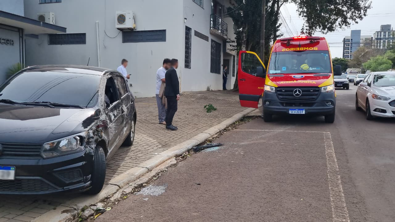 Acidente entre Gol e Toro deixa mulher ferida no Bairro Neva, em Cascavel