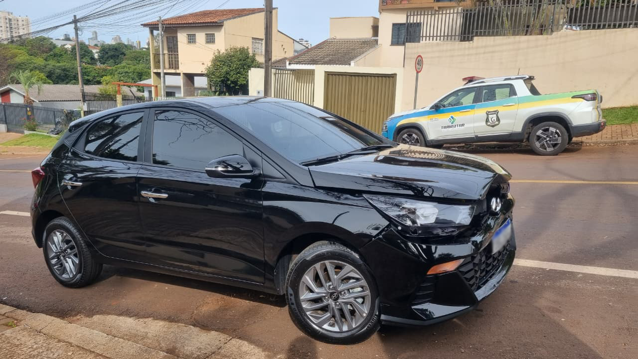 Peugeot 207 e Hyundai HB20 se envolvem em acidente em Cascavel