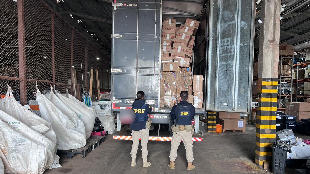 PRF apreende 400 mil maços de cigarros que seriam trazidos para Cascavel