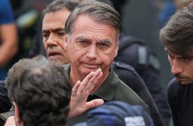 Delegado pede ao STF para ouvir Bolsonaro sobre arma apreendida