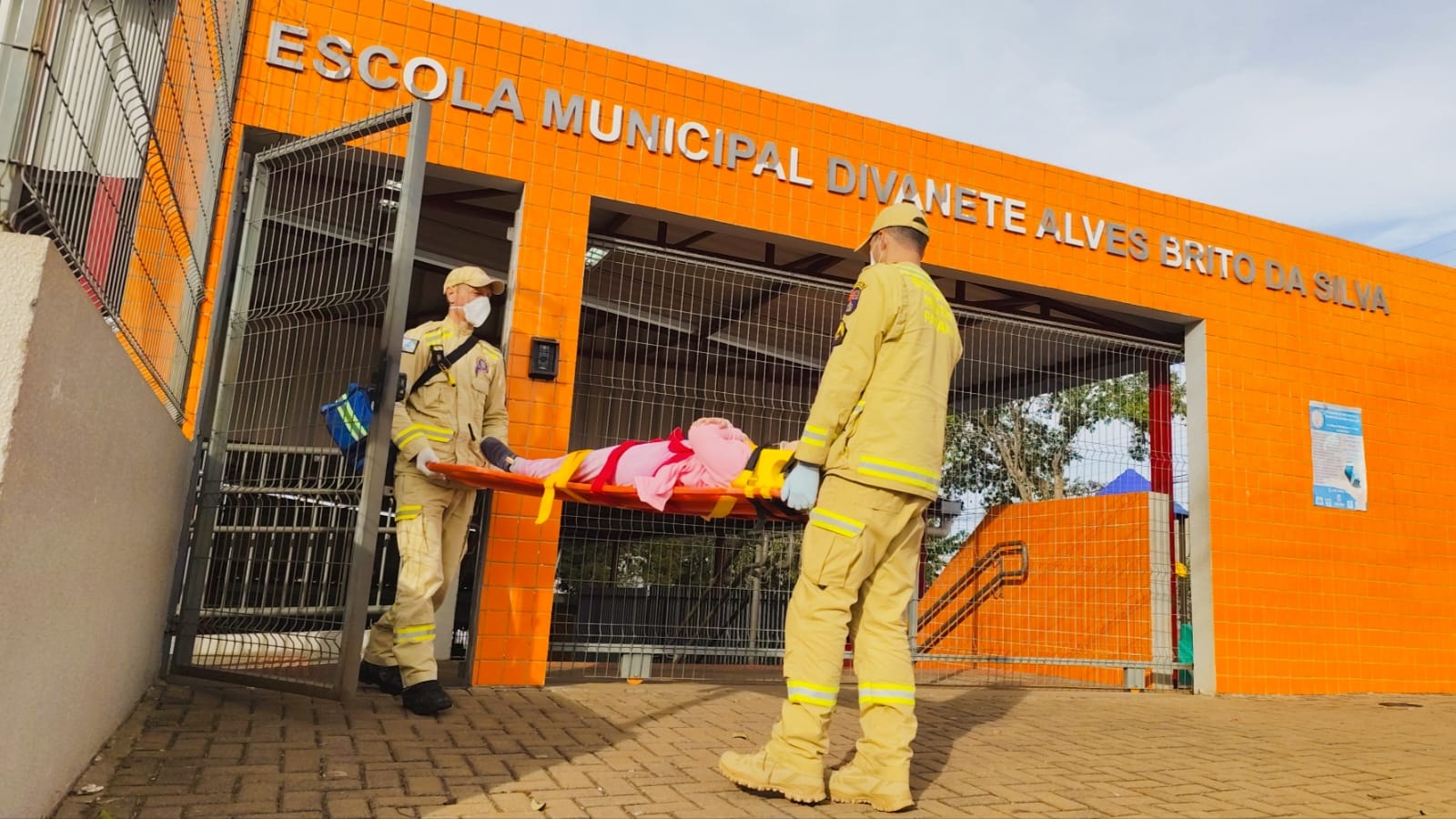 Menina bate a cabeça durante brincadeira em escola no Periolo