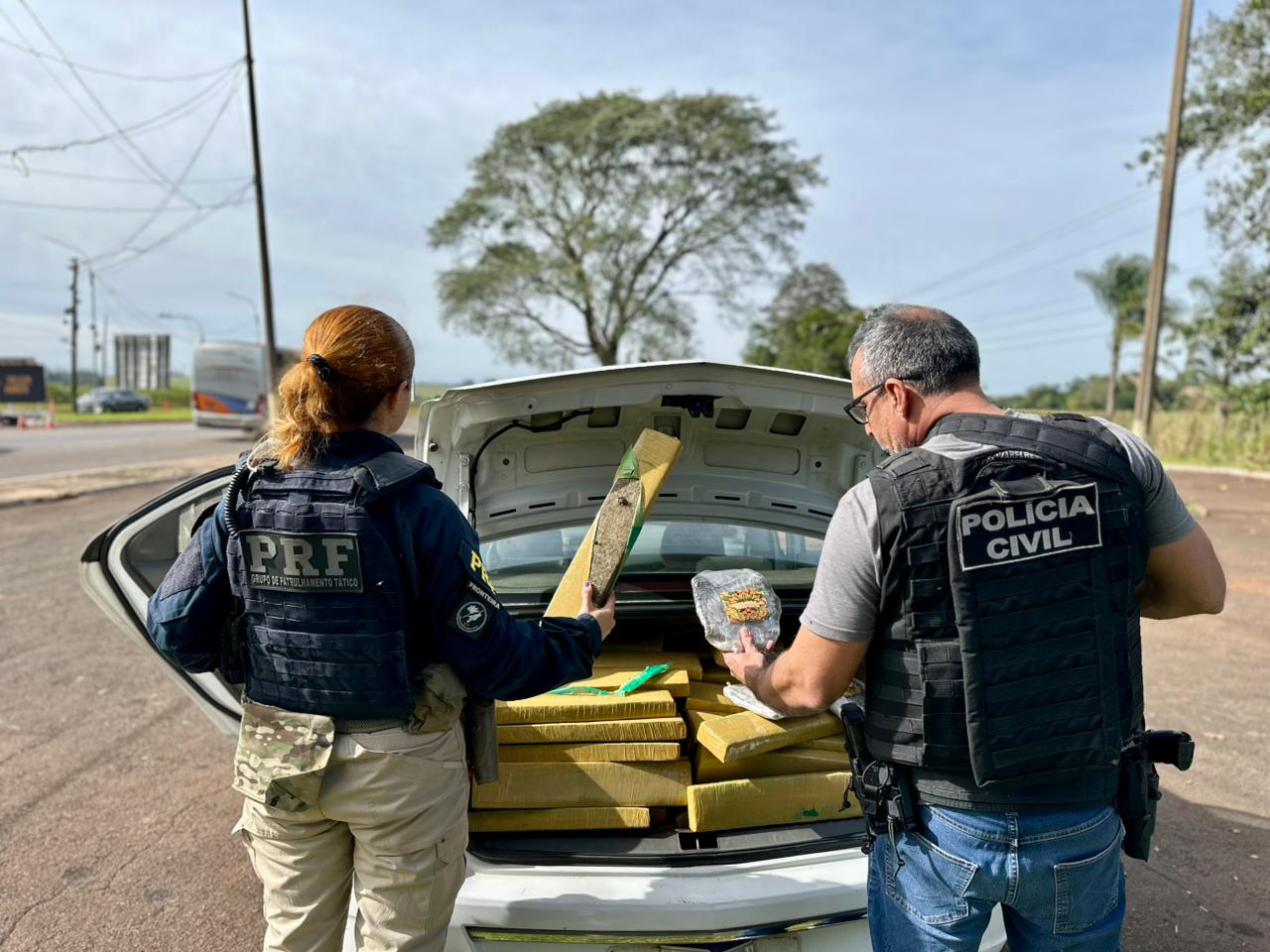 PRF e PCPR apreendem quase 400 quilos de maconha e prendem motorista em flagrante no Oeste do Paraná