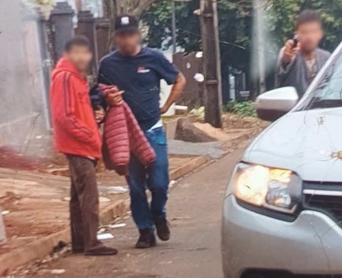 Homem com mandado de prisão por roubo qualificado é preso no Bairro Interlagos, em Cascavel Imagem referente a Homem com mandado de prisão por roubo qualificado é preso no Bairro Interlagos, em Cascavel