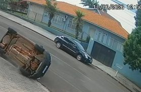 Impressionante: Câmera flagra Gol tombando após colisão com Toro em Cascavel