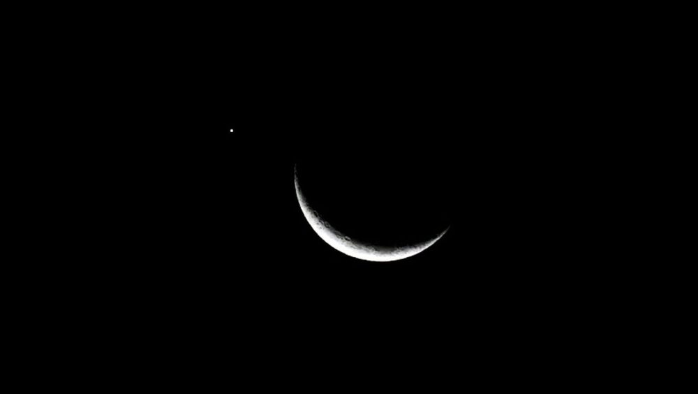 Fenômeno de planetas alinhados com a Lua pode ser observado a olho nu Imagem referente a Fenômeno de planetas alinhados com a Lua pode ser observado a olho nu