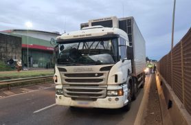 Caminhão com problema mecânico causa transtornos no Trevo Cataratas