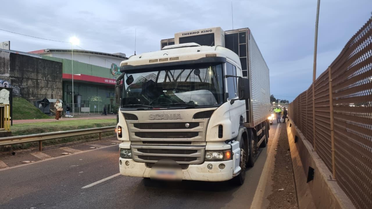 Caminhão com problema mecânico causa transtornos no Trevo Cataratas