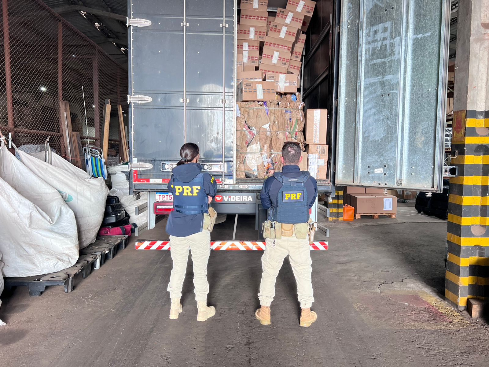 PRF apreende 200 mil maços de cigarros contrabandeados escondidos em caminhão na BR-163