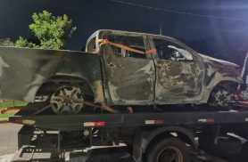Hilux totalmente incendiada é encontrada em área rural de Santa Teresa do Oeste