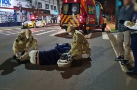 Motociclista de elétrica fica ferido após ser atingido por carro que fugiu no Centro de Cascavel