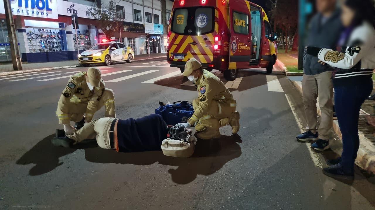 Motociclista de elétrica fica ferido após ser atingido por carro que fugiu no Centro de Cascavel
