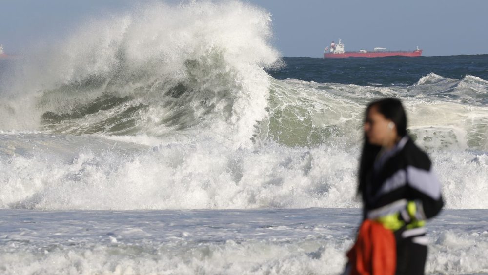 Rio entra em alerta para ressaca e ondas de até 2,5 metros Imagem referente a Rio entra em alerta para ressaca e ondas de até 2,5 metros