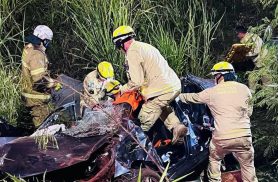 Motorista fica preso às ferragens após capotamento na Perimetral Leste