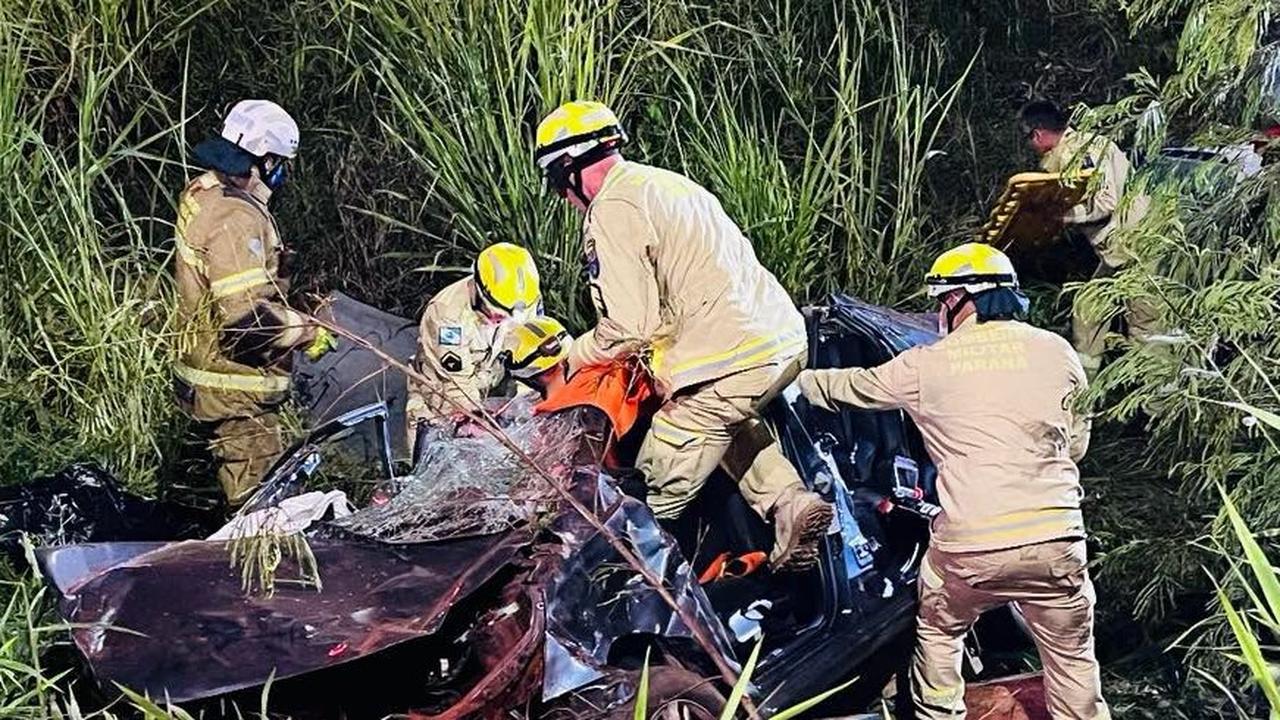 Imagem relativa a Motorista fica preso às ferragens após capotamento na Perimetral Leste