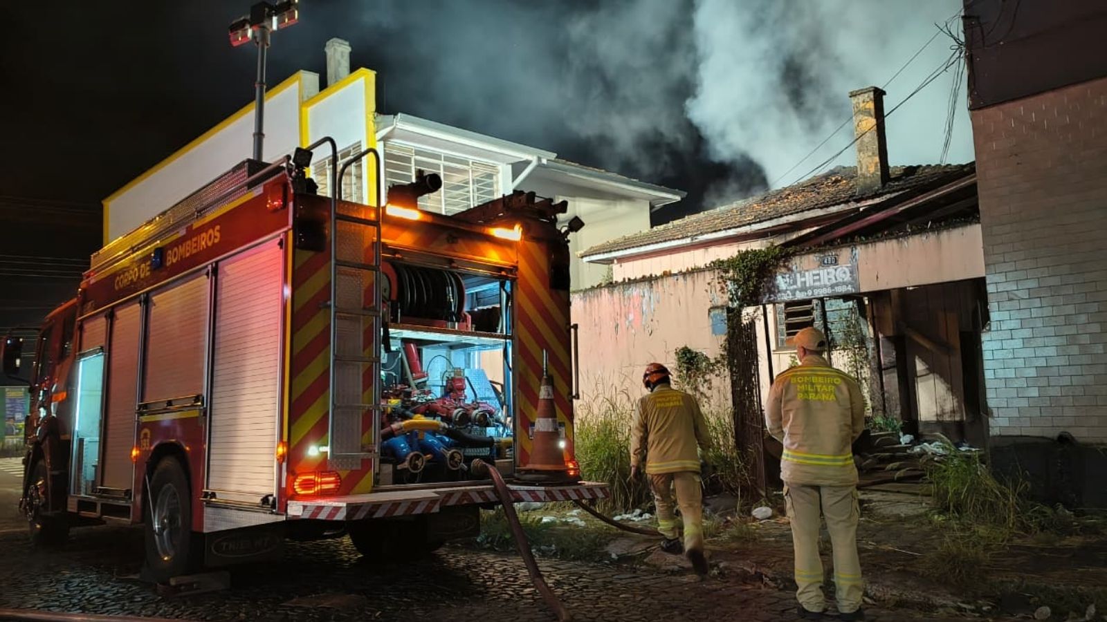 Imagem relativa a Incêndio em casa abandonada mobiliza Corpo de Bombeiros e assusta moradores em PG