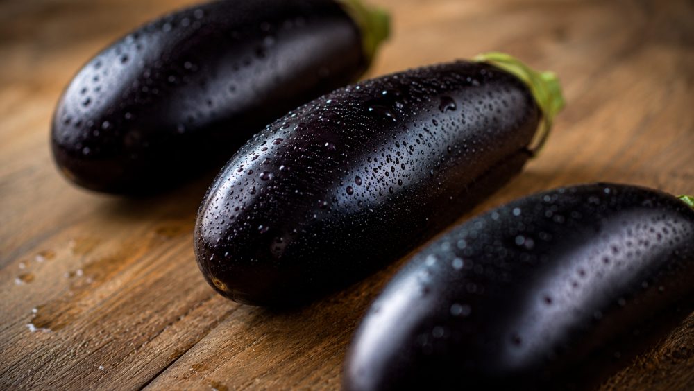 Benefícios da berinjela: alimento versátil ajuda na saúde do coração e no controle do colesterol Imagem referente a Benefícios da berinjela: alimento versátil ajuda na saúde do coração e no controle do colesterol