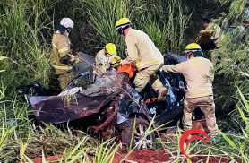 Motorista fica preso às ferragens após capotamento grave na Perimetral Leste em Foz do Iguaçu