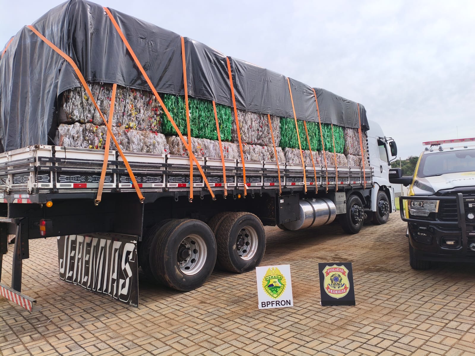 BPFRON e PF apreendem 550 quilos de maconha escondidos em caminhão na fronteira com a Argentina