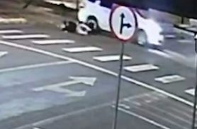Câmera flagra acidente entre carro e bicicleta elétrica na Avenida Brasil; motorista foge sem prestar socorro