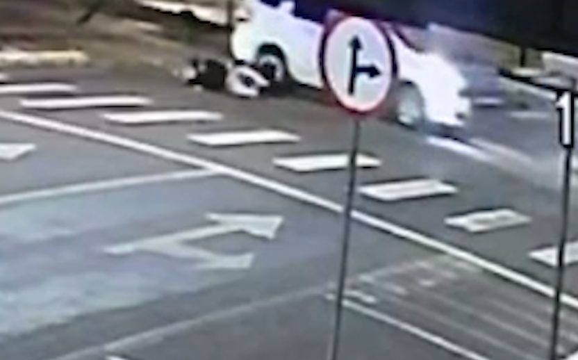 Câmera flagra acidente entre carro e bicicleta elétrica na Avenida Brasil; motorista foge sem prestar socorro