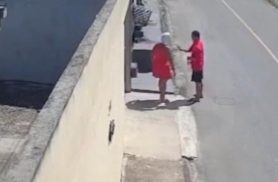 Homem finge pedir água e rouba celular de moradora