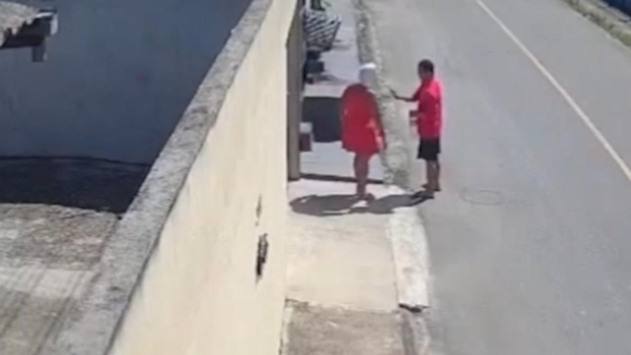 Homem finge pedir água e rouba celular de moradora
