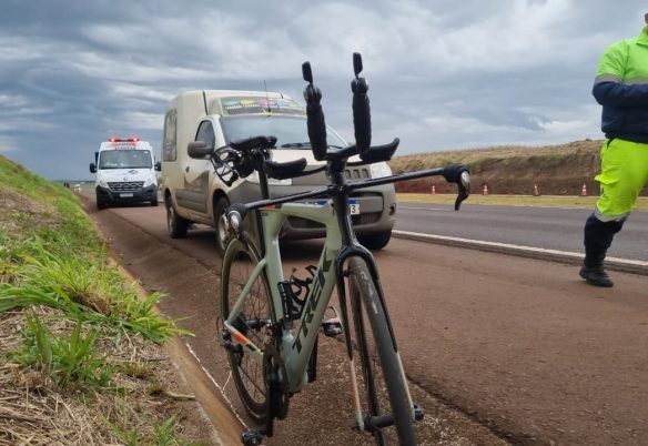 Ciclista fica ferido ao ser atingido por carro na BR-163, em Cascavel