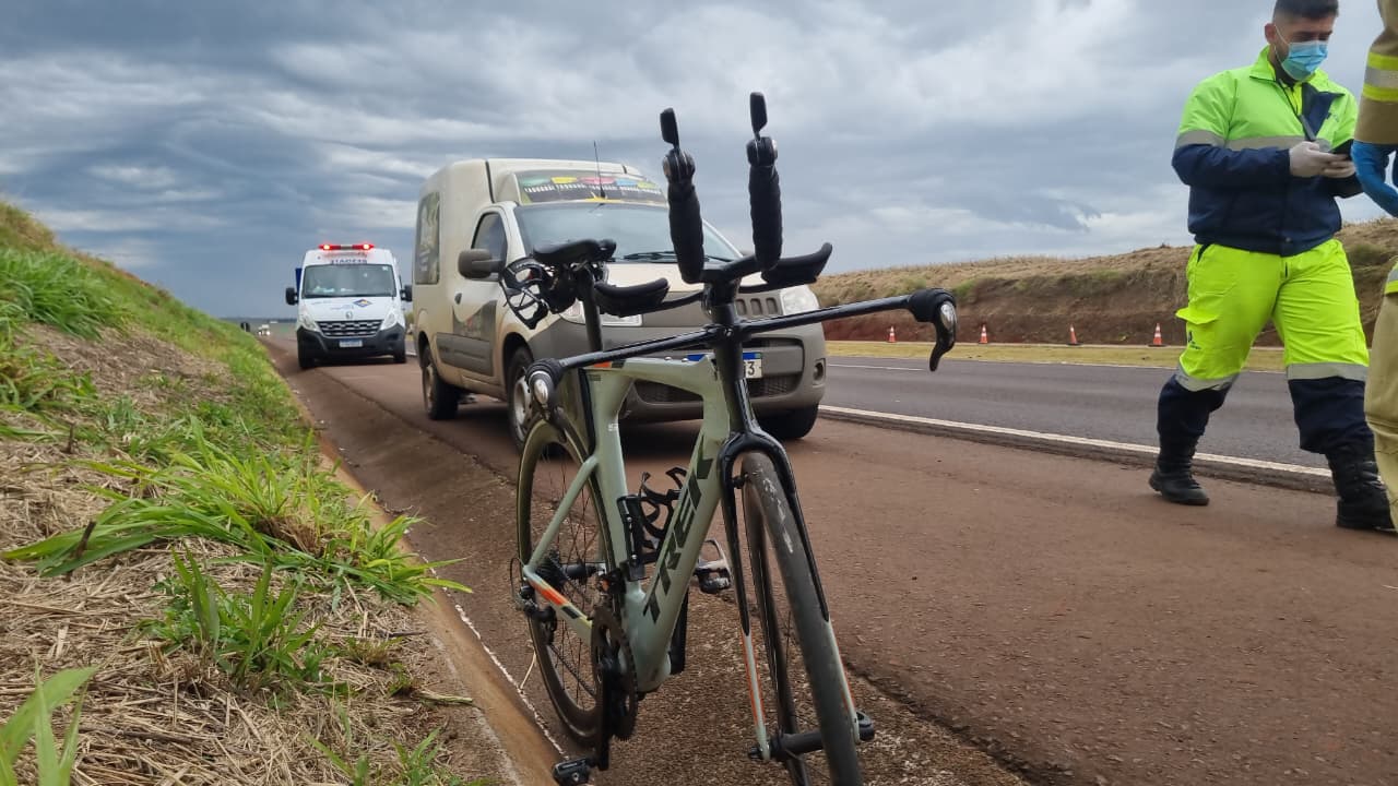 Ciclista fica ferido ao colidir contra Fiorino parada no acostamento da BR-163, em Cascavel