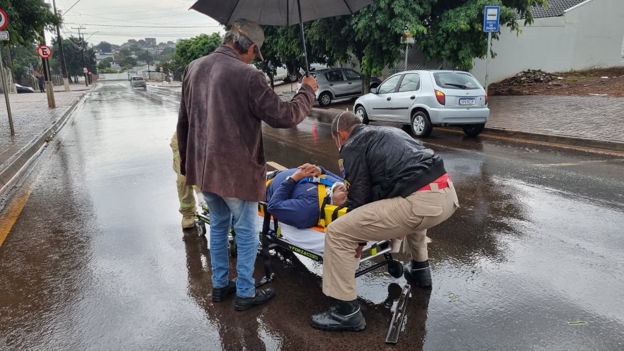 Motociclista tem fratura na perna após colisão no Bairro Brasmadeira em Cascavel