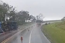 Caminhão tomba na BR-277 nas proximidades do pedágio, em Cascavel