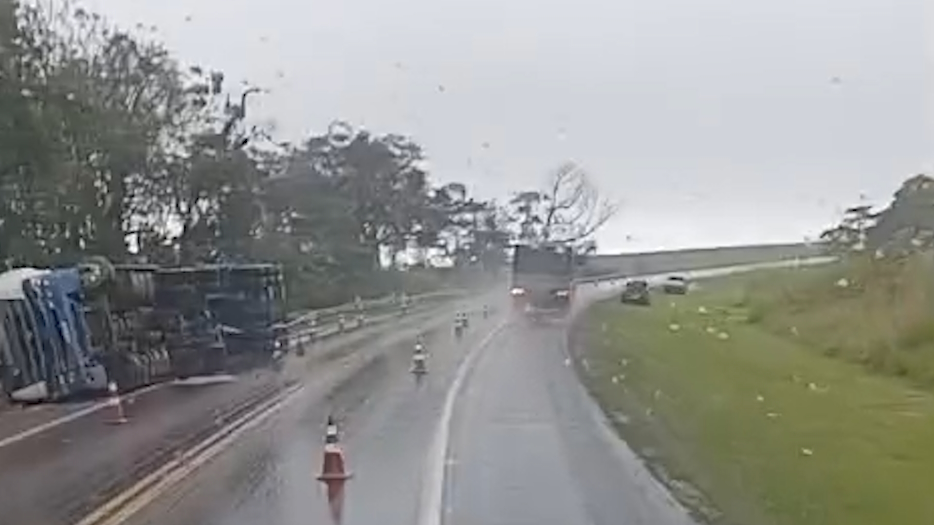 Caminhão tomba na BR-277 nas proximidades do pedágio, em Cascavel
