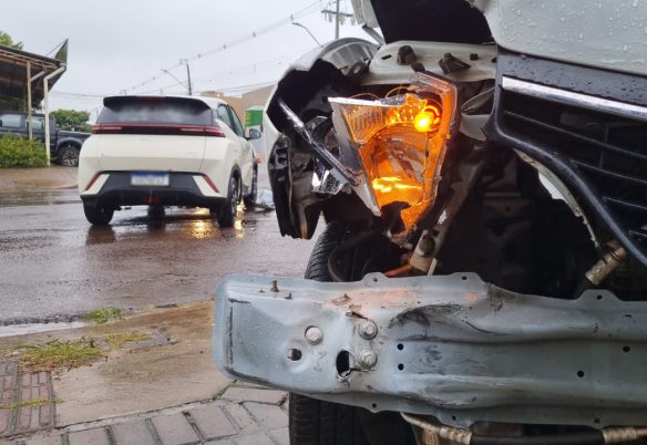 BYD Dolphin e Logan se envolvem em forte acidente no Bairro Neva BYD Dolphin e Logan se envolvem em forte acidente no Bairro Neva