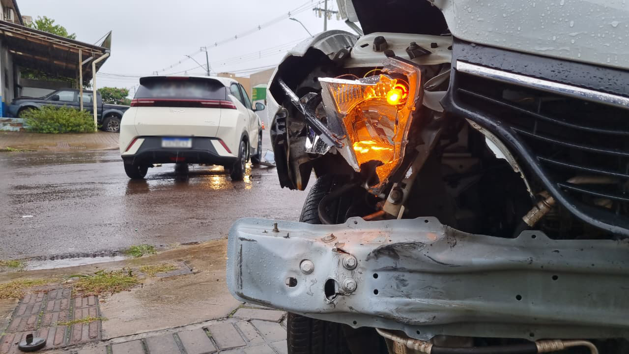 BYD Dolphin e Logan se envolvem em forte acidente no Bairro Neva