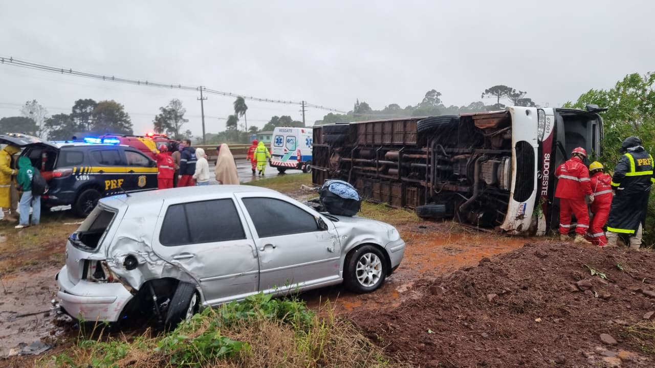 Acidente na BR-277: ônibus tomba após colisão com carro, deixa 22 feridos e passageiro relata desespero em Cascavel