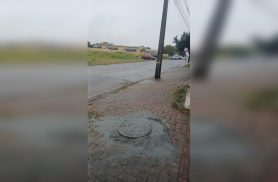 Mãe cai em bueiro transbordando esgoto e alerta para risco às crianças em Cascavel