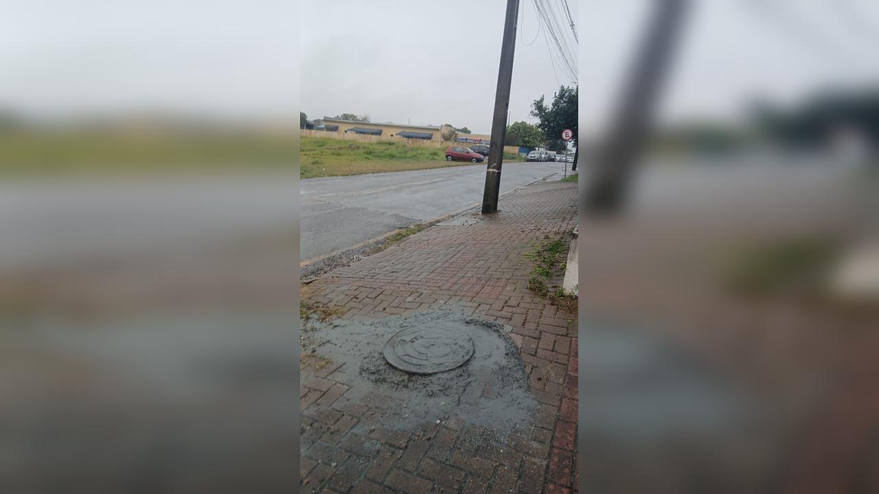 Mãe cai em bueiro transbordando esgoto e alerta para risco às crianças em Cascavel