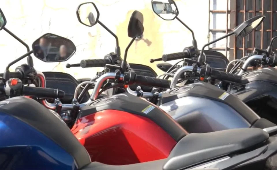 Imagem relativa a Funcionário desvia quase R$ 1 milhão de loja de moto em Curitiba e gasta tudo com mulheres e viagens