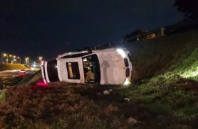 BMW X4 capota após aquaplanar na PRc-467 durante forte chuva