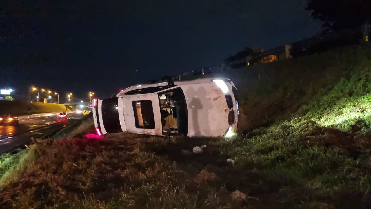 BMW X4 capota após aquaplanar na PRc-467 durante forte chuva