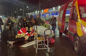 Motociclista desvia de carro atravessando a pista e sofre queda na PR-323, em Umuarama