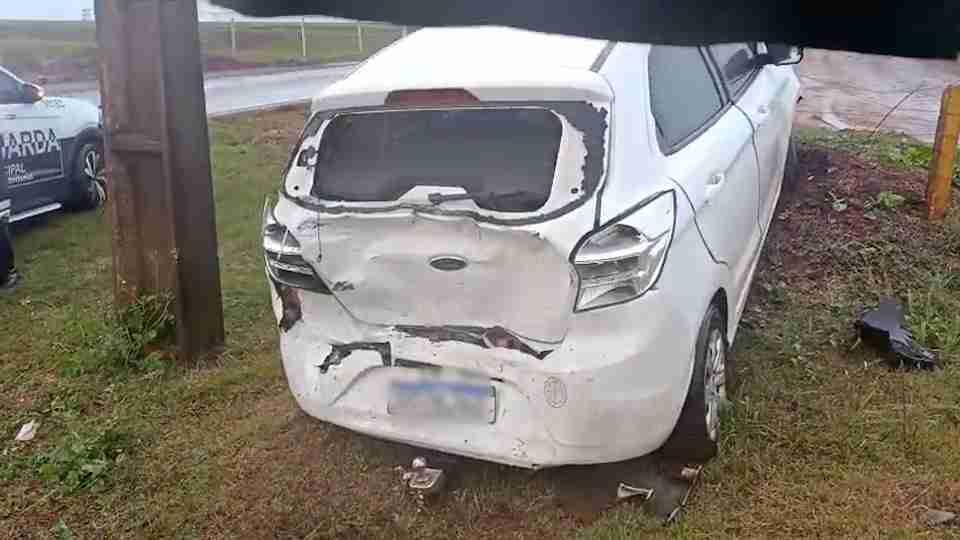 Acidente na estrada de Novo Sobradinho termina com carro fora da pista e fuga de condutor Imagem referente a Acidente na estrada de Novo Sobradinho termina com carro fora da pista e fuga de condutor