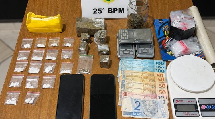 Traficante é preso em flagrante pela PM no Conjunto Ouro Branco em Umuarama Imagem referente a Traficante é preso em flagrante pela PM no Conjunto Ouro Branco em Umuarama